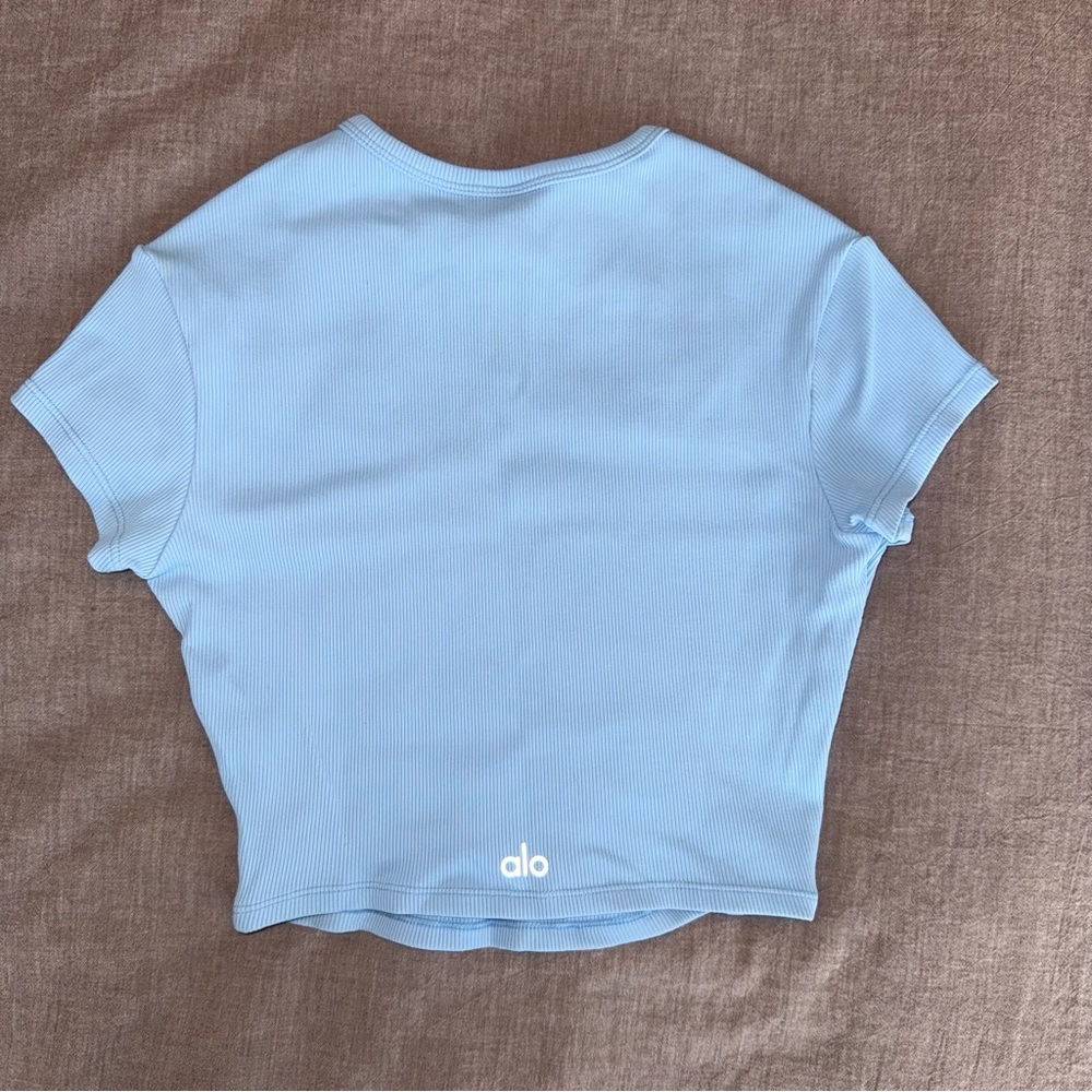 Alo Yoga Ribbed Short Sleeve Crop Top – Blue Skies S 🩵 Rare Color - Picture 4 of 6